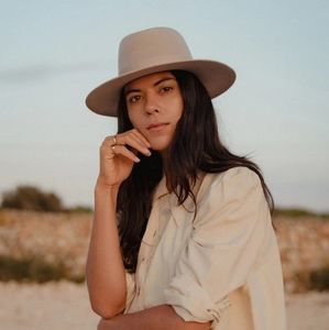 Tio y Tia Beatriz hat in Plata Large